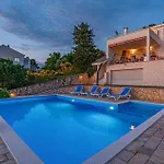 Сasa de vacaciones Front In Žaborić