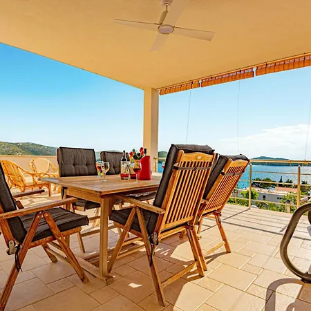 In With House Sea View Holiday home *